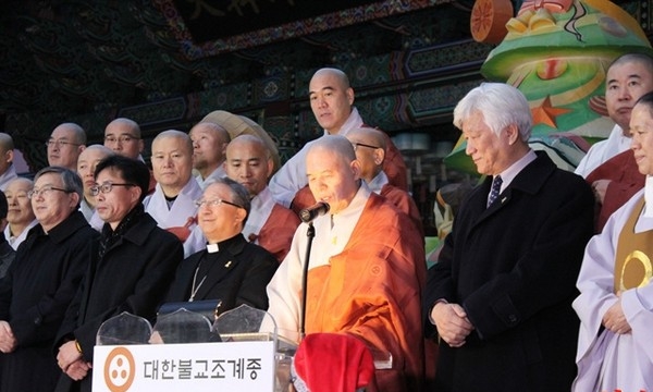 Hàn Quốc: Phật giáo cùng tôn giáo bạn mừng Chúa đến với đất nước hòa bình