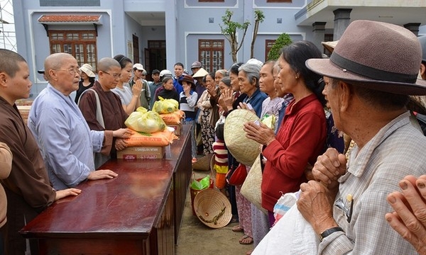Quảng Nam, Tây Ninh: Cứu trợ vùng lũ; tặng quà cho đồng bào dân tộc nghèo