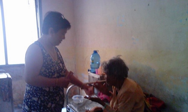 Sóc Trăng: Gia đình bà Vương Thị Tiên trao quà cho bệnh nhân nghèo
