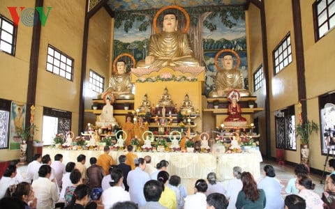 Việt kiều tại Lào tham dự lễ cầu Quốc thái Dân an tại chùa Bàng Long
