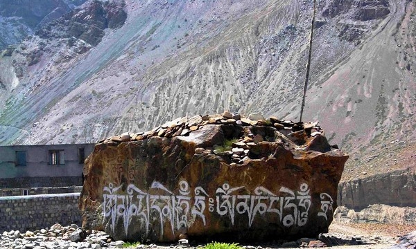 Chùm ảnh nghệ thuật khắc thần chú Phật giáo Tây Tạng trên đá Mani