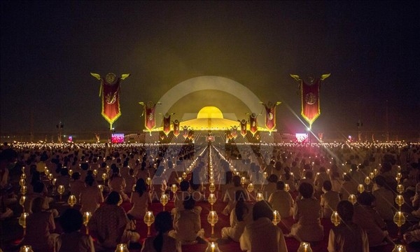 Vẻ đẹp ánh sáng tại tu viện Phra Dhammakaya, Thái Lan