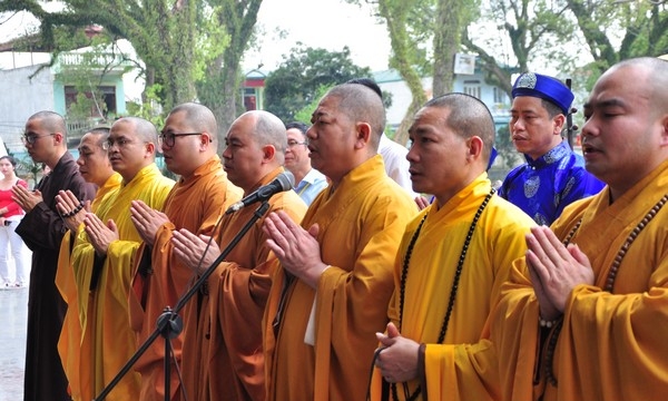 Điện Biên: Phật giáo dâng hoa tưởng niệm tại Nghĩa trang liệt sĩ đồi A1