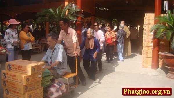 Sóc Trăng, Khánh Hòa: Tặng quà cho người mù; trao sữa cho bệnh nhân