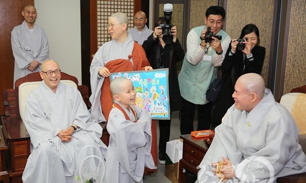 Hàn Quốc: Các chú tiểu tập sự đảnh lễ Chư tôn đức mừng ngày Phật đản