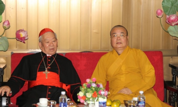 Hồng y Phêrô Nguyễn Văn Nhơn chúc mừng Phật Đản tại chùa Quán Sứ