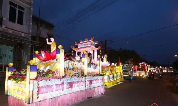 Quảng Nam, Huế: Diễu hành xe hoa cúng dường Phật Đản PL.2561