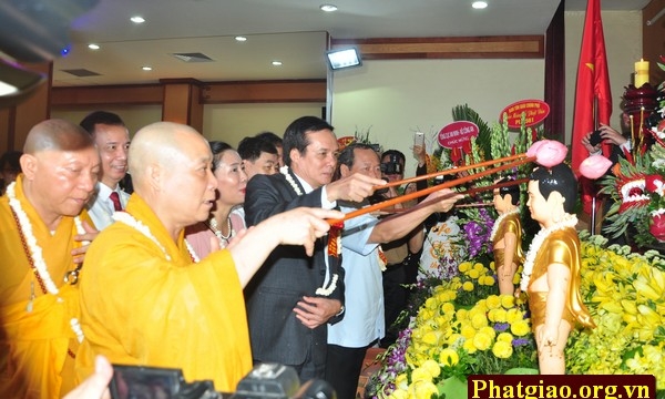 Giáo hội Trang nghiêm kính mừng Đại lễ Phật Đản tại chùa Quán Sứ, Hà Nội