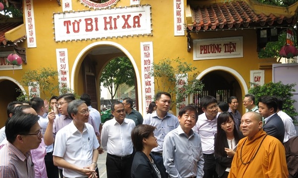 Chủ tịch Đảng PAP Singapore dâng hương, lễ Phật tại chùa Quán Sứ