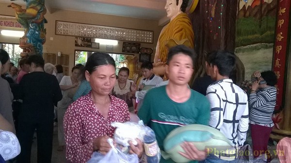 Sóc Trăng: Phật tử Cần Thơ viếng chùa Hải Phước An, trao quà Vu Lan