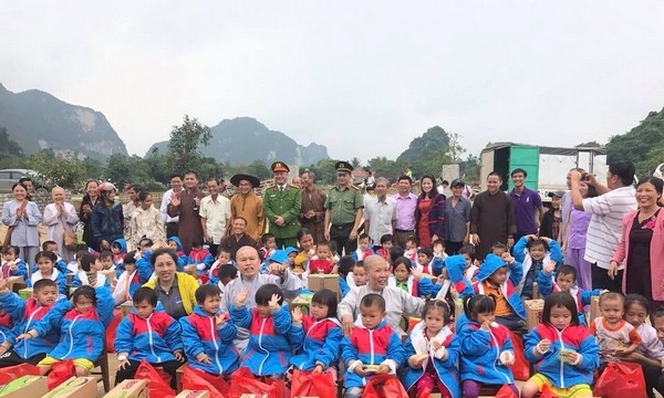Nghệ An: Trao quà cho học sinh, hộ nghèo tại các huyện miền núi