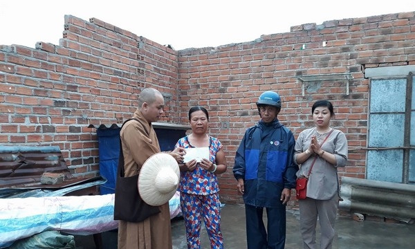 Khánh Hòa: Các chùa thăm, tặng quà các hộ gia đình sau bão Damrey