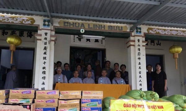 Khánh Hòa: Đoàn Phật giáo Bến Tre cứu trợ đồng bào tại Phú Yên