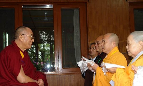 TT.Thích Nguyên Tạng và sách về cuộc đời Đức Đạt Lai Lạt Ma
