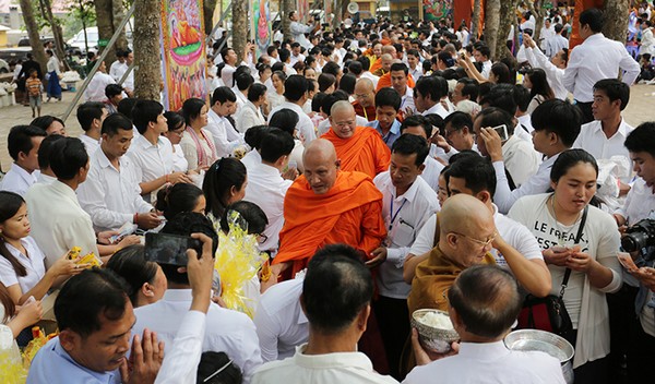 Campuchia: Hàng nghìn người dự lễ Makha Bucha tại núi Oudong