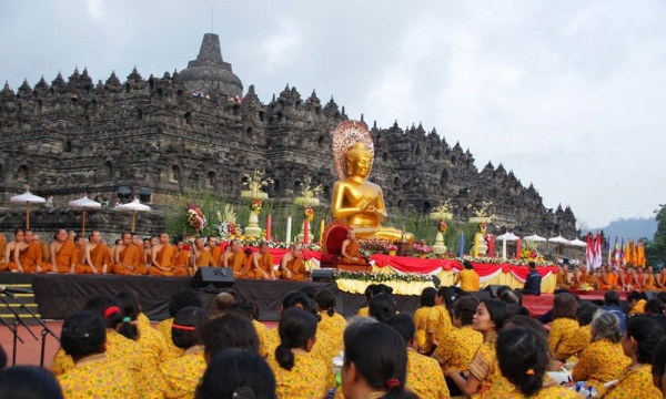Indonesia: Hàng vạn người dự lễ kỷ niệm ngày Phật Chuyển Pháp Luân