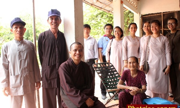Tp.HCM: Hội Từ Thiện Phật Quang thăm và tặng quà các mẹ VNAH