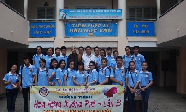 Tp.HCM: CLB Hạnh Nguyện tổ chức hoa hồng xuống phố mùa Vu Lan