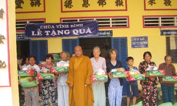Tiền Giang: Phát quà từ thiện tại chùa Vĩnh Bình