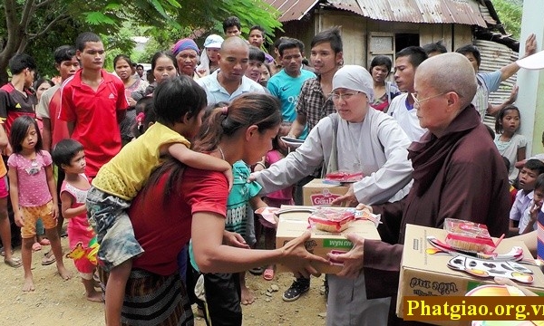 Quảng Trị: Chùa Phổ Hiền tổ chức Trung thu cho các em tại xã miền núi Dak Rông