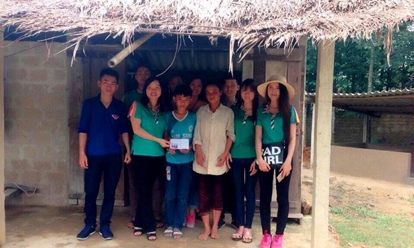 Nghệ An: Trao quà tặng hộ nghèo và học sinh vùng lũ 
