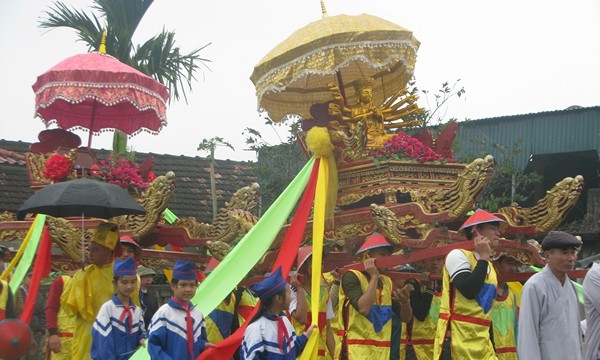 Nghệ An: Hàng vạn người về dự lễ hội đền, chùa Gám