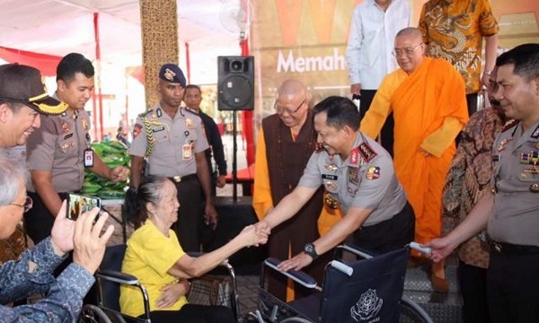 Cảnh sát Indonesia hoạt động từ thiện kính mừng Phật Đản