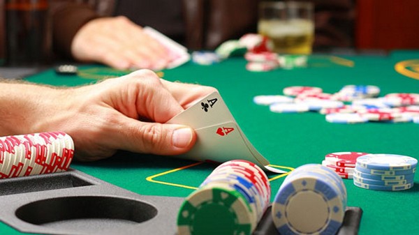 Kẻ mê vui trong cờ bạc sác phạt nhau