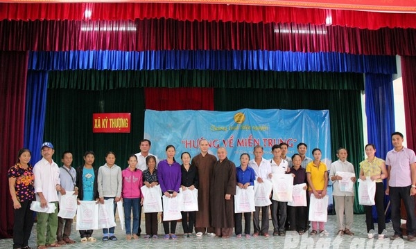Chùa Hòa Phúc trao tặng 215 suất quà cho bà con nhân dân tỉnh Hà Tĩnh