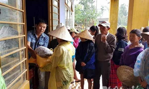 Quảng Nam: Trao 120 suất quà cho người dân vùng lũ 