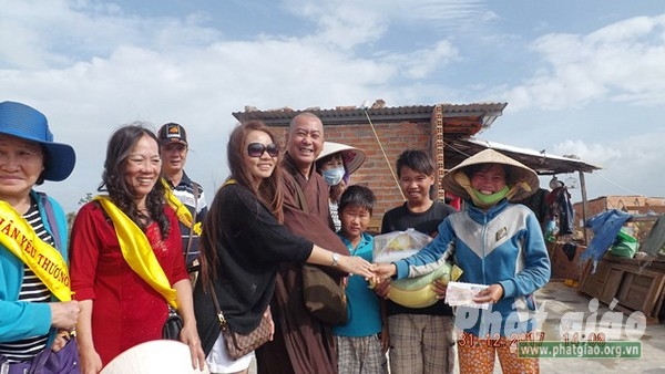 Nhóm từ thiện Bước Chân Yêu Thương tặng quà tại Ninh Hòa