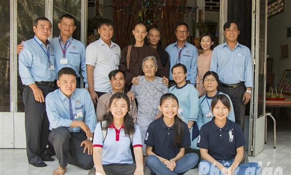 Tiền Giang: Phật Quang thăm Mẹ VNAH; tặng quà Tết cho người nghèo