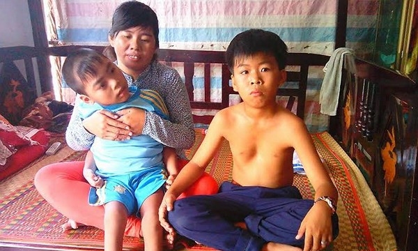 Sóc Trăng: Một gia đình nghèo có hai trẻ nhỏ bị bệnh