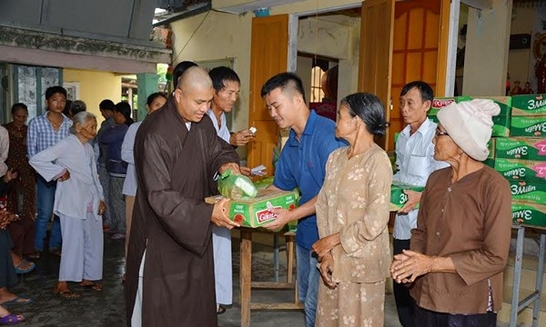 Quảng Nam: Phật tử chùa Đông Hưng (Hoa Kỳ) tặng quà đồng bào nghèo