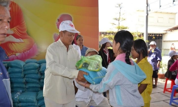 Campuchia: Khám và tặng quà cho các bệnh nhân có hoàn cảnh khó khăn