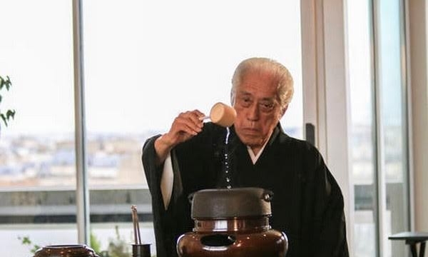 Giáo sư Genshitsu Sen dẫn đầu buổi trà đạo tại trụ sở UNESCO