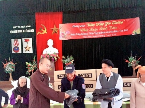 Thái Bình: Chùa Dao Quang trao 300 phần quà từ thiện