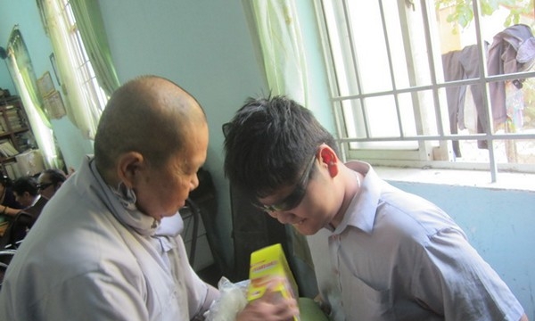Khánh Hòa: Tặng quà cho người khiếm thị