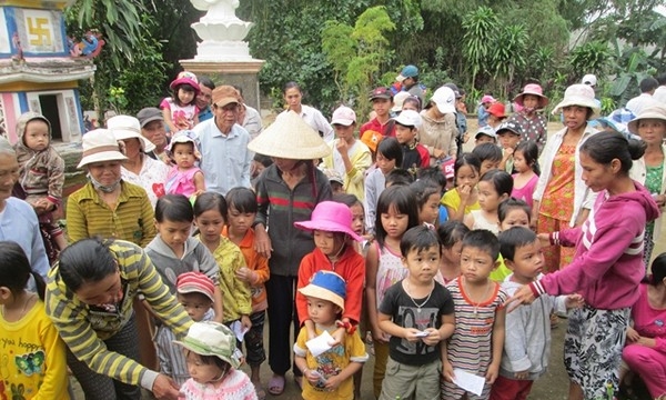 Quảng Nam: Tặng quà tết cho người khiếm thị và trẻ em