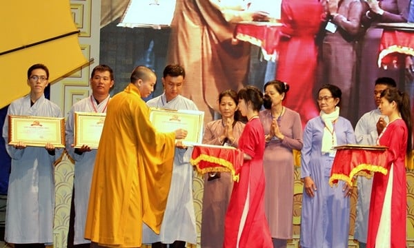 BRVT: Khen thưởng bài tham luận của phật tử tại Thiền tôn Phật Quang 