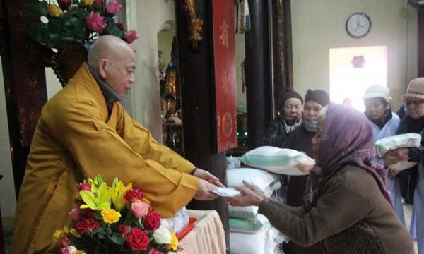 Thái Bình: Chùa Hoàng Kim trao quà Tết tới người nghèo
