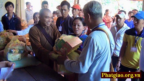 Tiền Giang: Trao 200 phần quà Tết cho bà con nghèo tại chùa Thiền Phước