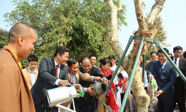 Hà Nội: Phó Thủ tướng Nguyễn Xuân Phúc thăm, trồng cây tại chùa Hòa Phúc