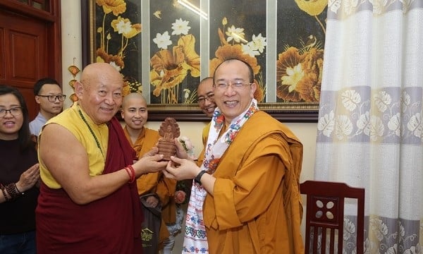 Quảng Ninh: Ngài Drikung Kyabgon Chetsang Rinpoche đến thăm chùa Ba Vàng