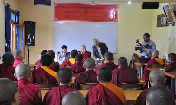Ấn Độ: Chư tăng ni Tây Tạng nghiên cứu Khoa học hiện đại và Phật giáo
