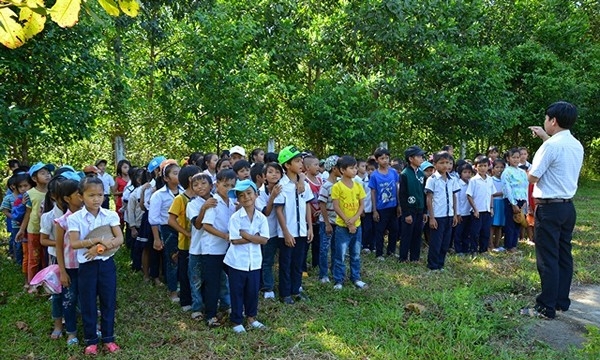 Quảng Nam: Chùa Phổ Hiền tặng quà cho học sinh miền núi Phước Sơn