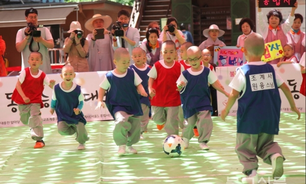 Hàn Quốc: Các tiểu Hòa thượng giao lưu bóng đá kính mừng Phật đản