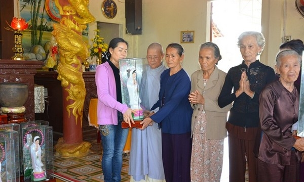 Quảng Ngãi: Phật tử chùa Phổ Hiền tặng quà đồng bào nghèo huyện Bồng Sơn