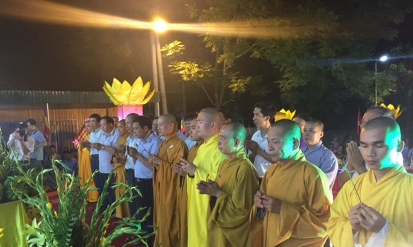 Nghệ An: Chùa Yên Lạc mừng Phật đản, tặng quà quỹ khuyến học địa phương