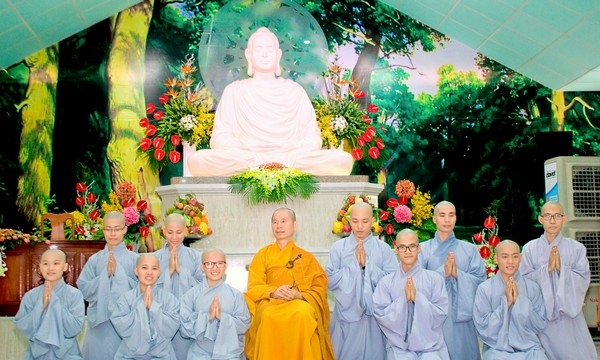 10 thiện nam, tín nữ xuất gia tại Thiền Tôn Phật Quang